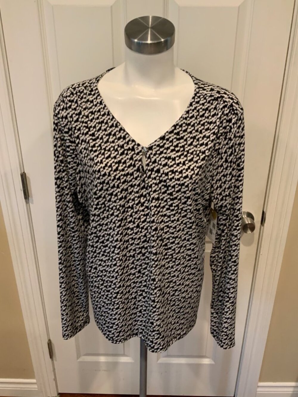 Tahari Black & White Abstract Print V-Neck Top, Size XL